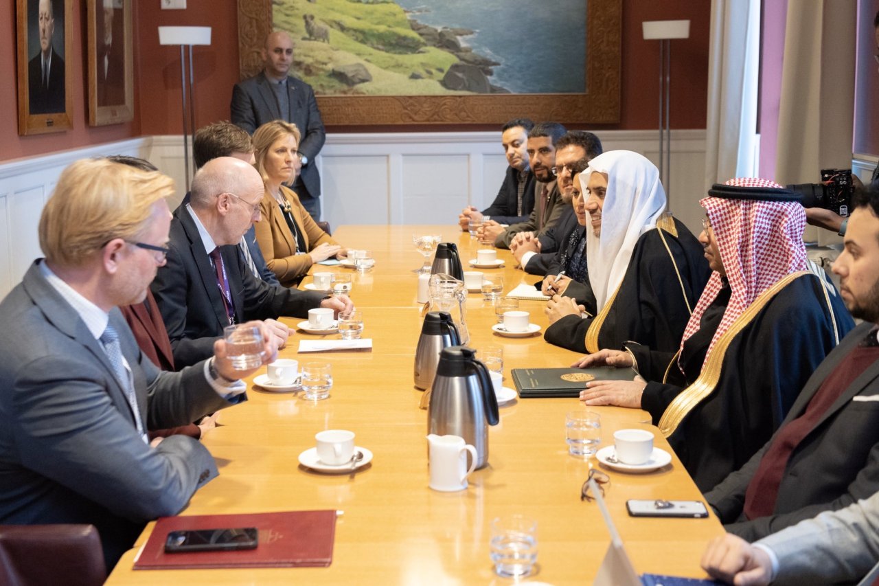 آئس لينڈ كى پارليمنٹ نے صدر كى موجودگی میں عزت مآب شیخ ڈاكٹر ⁧‫محمد العيسى‬⁩ كى ايک اہم مكالمہ سيشن ميں ميزبانى كى