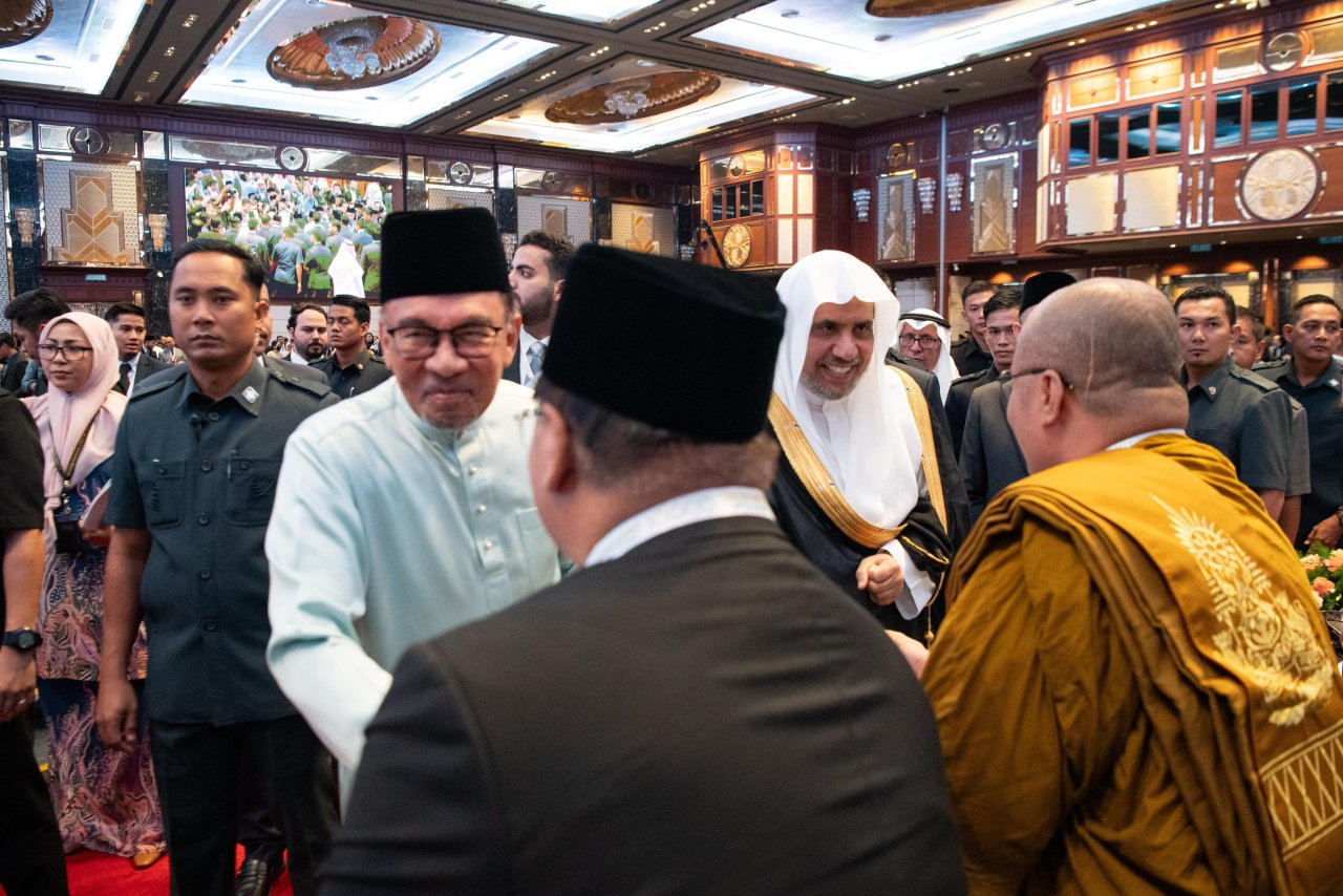 دولة رئيس الوزراء الماليزي السيد أنور إبراهيم، ومعالي الأمين العام الشيخ د.محمد العيسى، واضعًا على رأس "أجندة" أعمالِه إطلاقَ مبادراتٍ تضامُنيةٍ لوقف الحروب والنزاعات