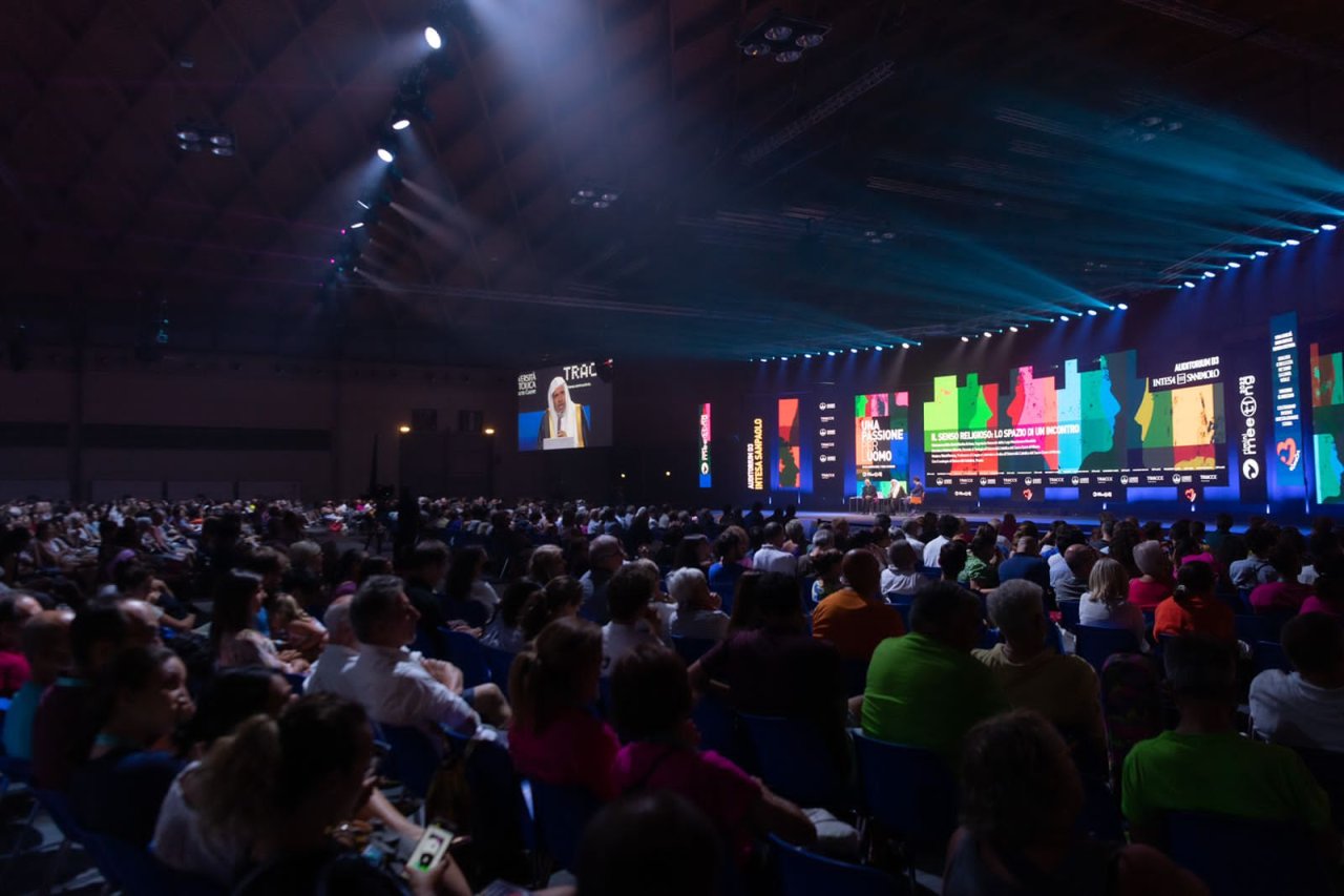 A partir de la plate-forme du plus grand forum européen de la jeunesse auquel participe environ un million de visiteurs, cheikh Alissa affirme que la liberté s'arrête aux lois des pays et à leurs valeurs sociétales.