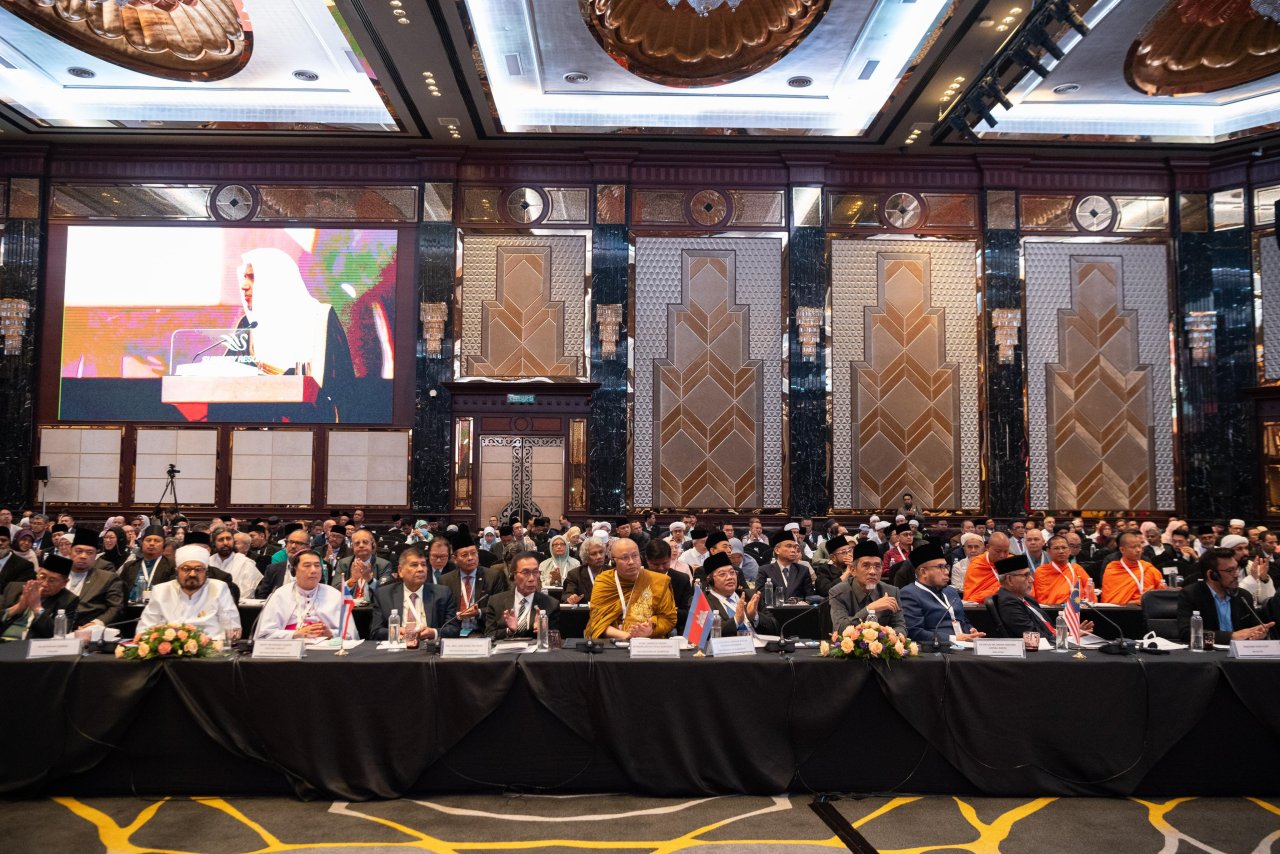 دولة رئيس الوزراء الماليزي السيد أنور إبراهيم، ومعالي الأمين العام الشيخ د.محمد العيسى، واضعًا على رأس "أجندة" أعمالِه إطلاقَ مبادراتٍ تضامُنيةٍ لوقف الحروب والنزاعات