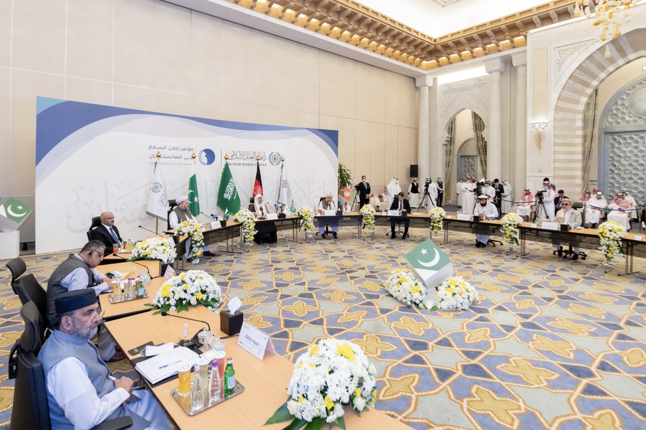 كبار علماء باكستان وأفغانستان يوقعون من جوار البيت الحرام.. "إعلان السلام في أفغانستان"