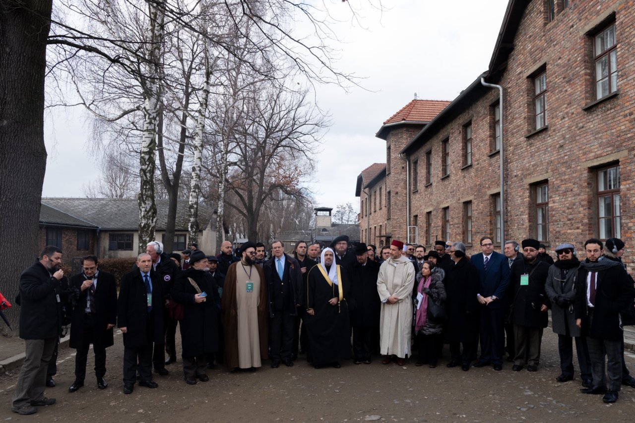 معالي الشيخ د. ⁧‫محمد العيسى‬⁩ يرأس وفداً من كبار العلماء المسلمين إلى معسكر الإبادة الجماعية في ⁧‫أوشفيتز‬⁩ ببولندا