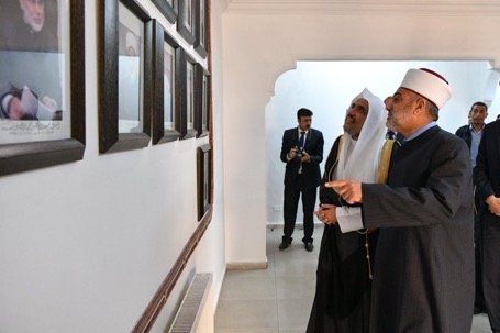 Le Grand Mufti du Royaume hachémite de Jordanie, recevant le Secrétaire Général de la Ligue, dans son bureau à Amman ; la rencontre a porté sur des sujets d’intérêt commun.