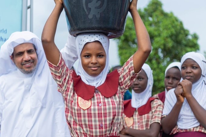 معالي الشيخ د. محمد العيسى⁩ يدشن مشروع توفير المياه للأسر المحرومة من وصول المياه العذبة إلى قراهم في ⁧غانا⁩