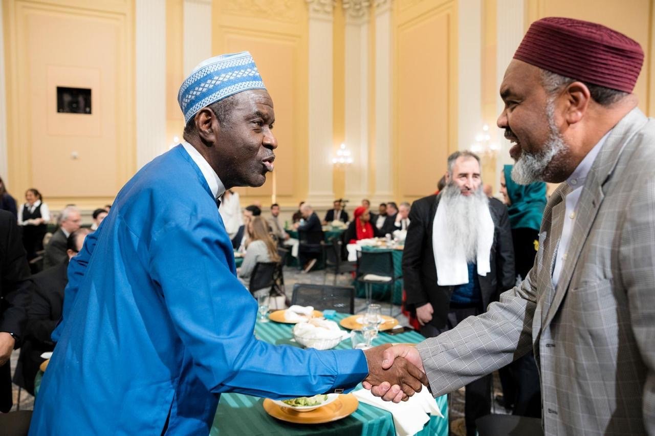 Liga Muslim Dunia mengumpulkan perwakilan agama dan pembuat kebijakan, dalam acara buka puasa bersama di bulan Ramadhan yang pertama dari jenisnya di Kongres AS