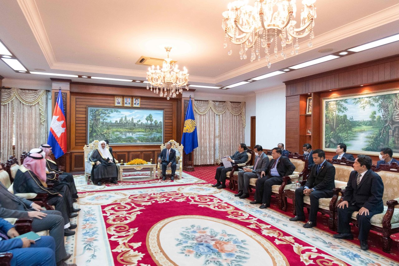 استضاف البرلمان الكمبودي معالي الشيخ د. محمد العيسى‬⁩، وقد نوّه معالي رئيس البرلمان السيد رين بالدور العالمي الذي تقوم به الرابطة