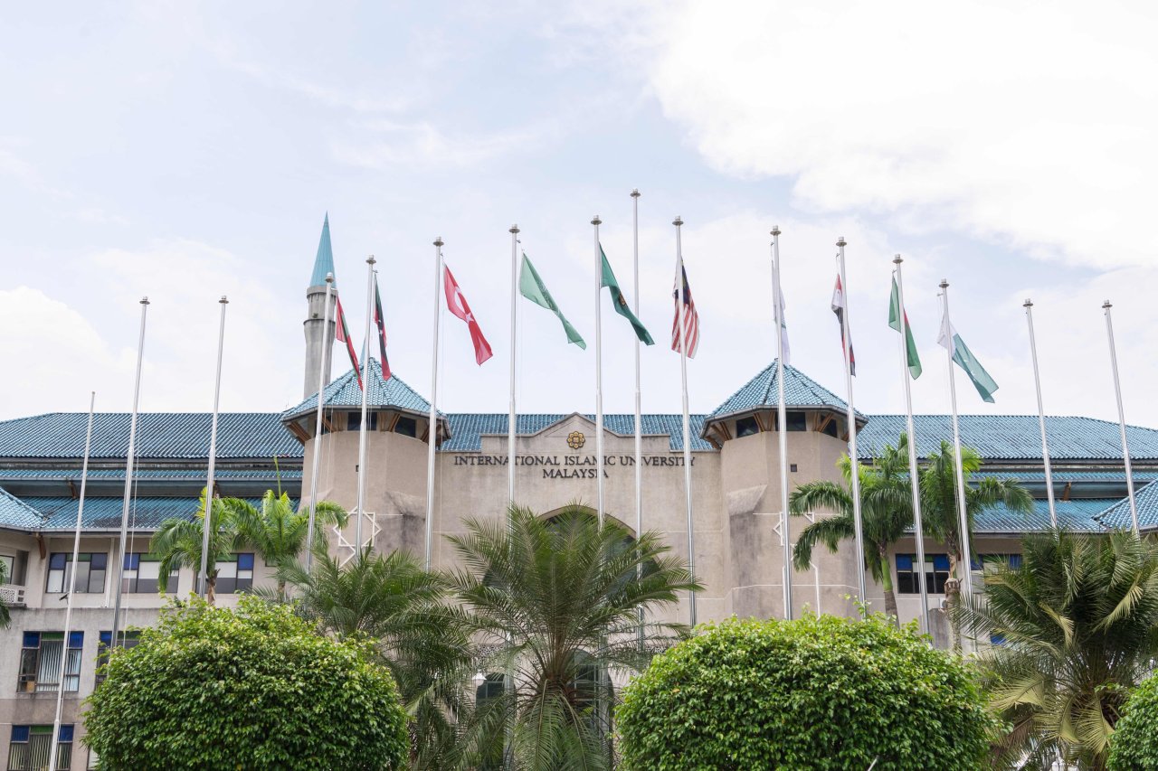 معالي د.محمد العيسى‬⁩ يُحاضر في الجامعة الإسلامية بماليزيا بعنوان “قيم الوسطية والتعايش”