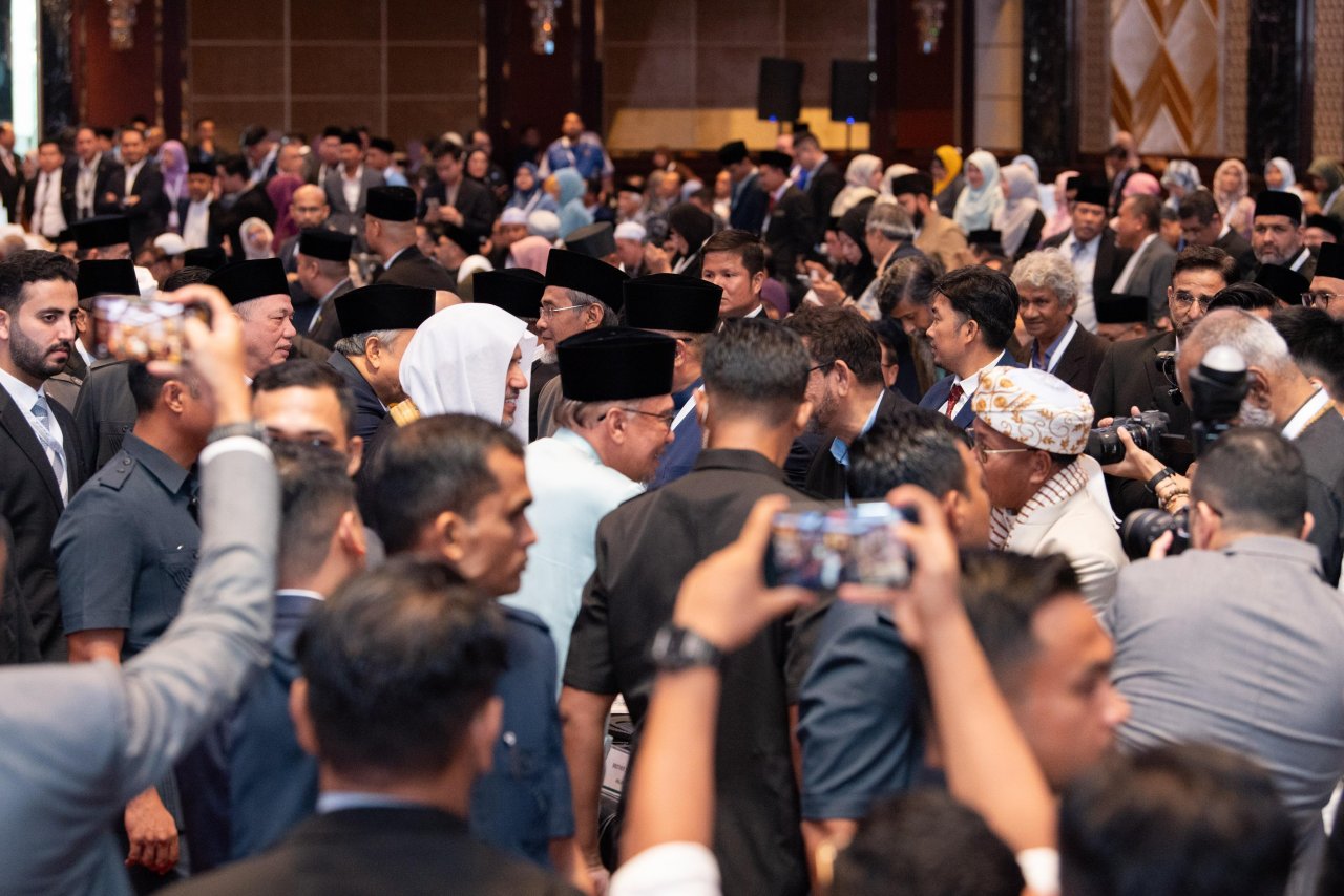 "المؤتمر الدولي للقادة الدينيين"؛ يحمل المؤتمرُ شعارَ "تعزيز الوئام بين أتباع الأديان"؛ وسيناقِش محاورَ عِدّة، تتعلَّق بالتسامُح والوسطيَّة والتعليم وبناء الجسور والمُشتركات الجامعة.