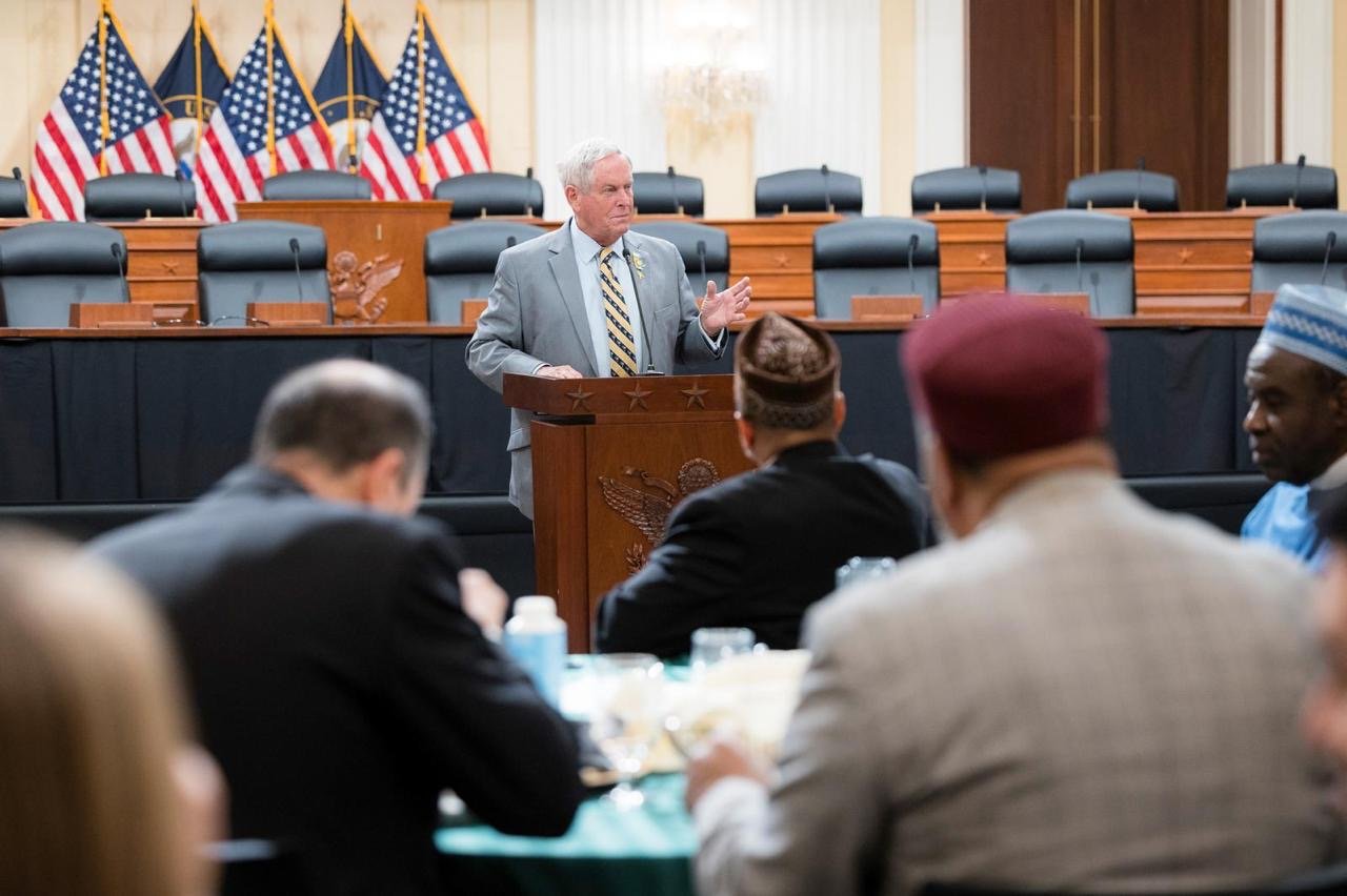 Liga Muslim Dunia mengumpulkan perwakilan agama dan pembuat kebijakan, dalam acara buka puasa bersama di bulan Ramadhan yang pertama dari jenisnya di Kongres AS