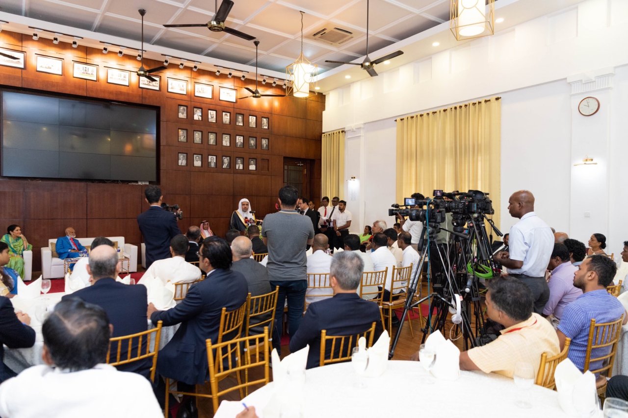 عمدة ⁧كولومبو⁩ تحتفي بمعالي الشيخ د. ⁧محمد العيسى⁩ بحضور كبار الشخصيات وأعضاء السلك الدبلوماسي