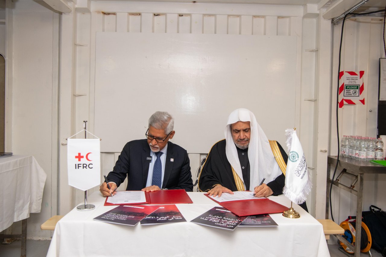 د.العيسى يلتقي رئيس جمعيات الصليب الأحمر والهلال الأحمر على متن سفينة "أوشن فايكينغ"