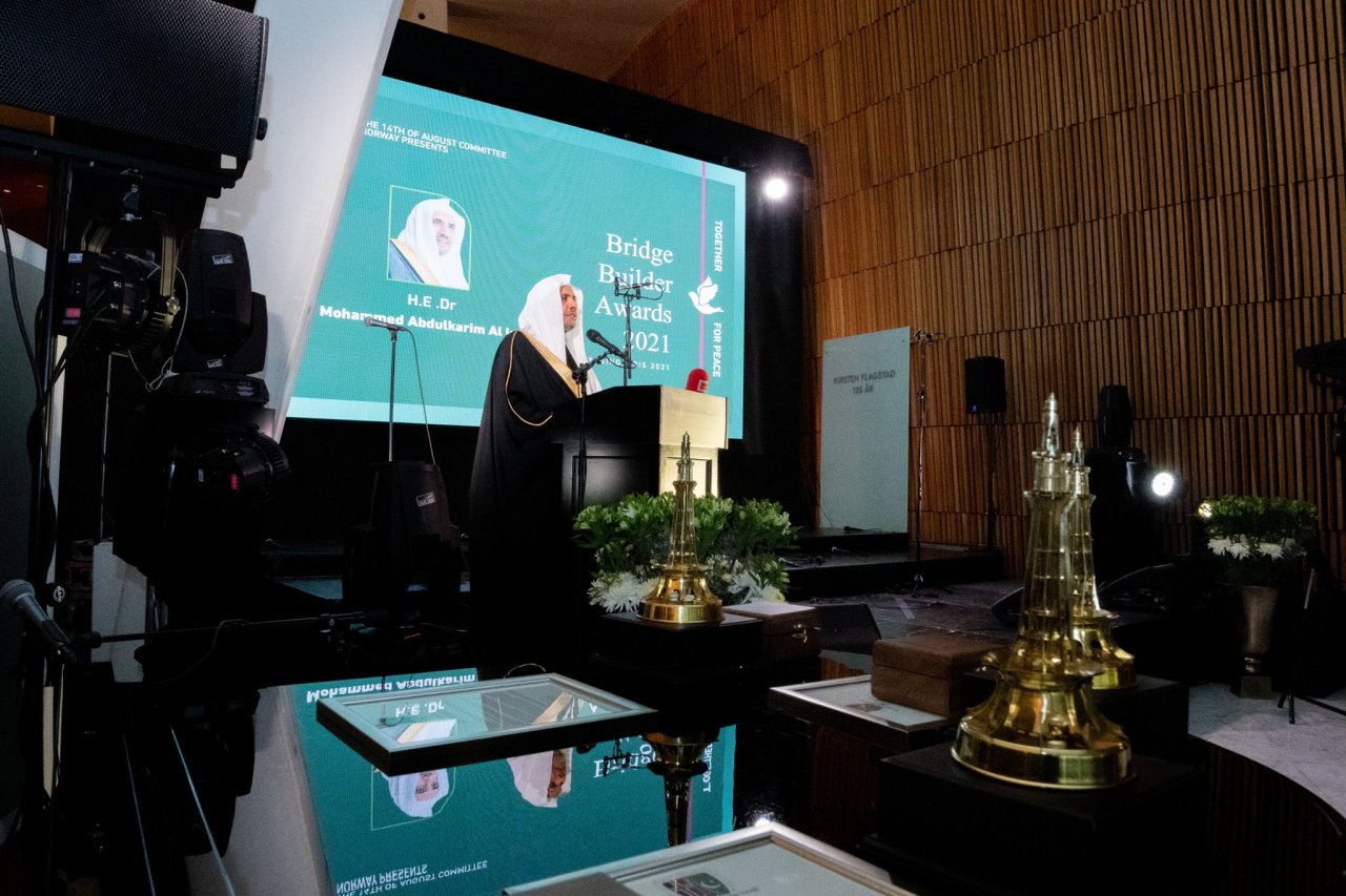 منح د. العيسى جائزة "باني الجسور" بالاشتراك مع مجلس الكنائس العالمي بجنيف والحاخام الأكبر ملكير 