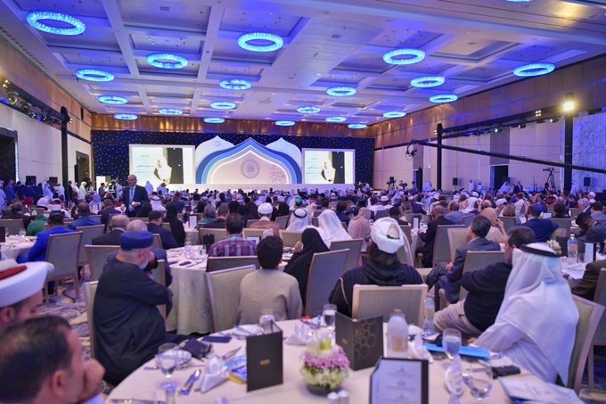 معالي أمين عام ⁧رابطة العالم الإسلامي⁩ الشيخ د. ⁧محمد العيسى⁩ متحدثاً اليوم في مؤتمر ⁧تعزيز السلم⁩ في ⁧أبوظبي⁩ :  ‏(القيم الإسلامية حفظت ⁧الحقوق⁩ و ⁧