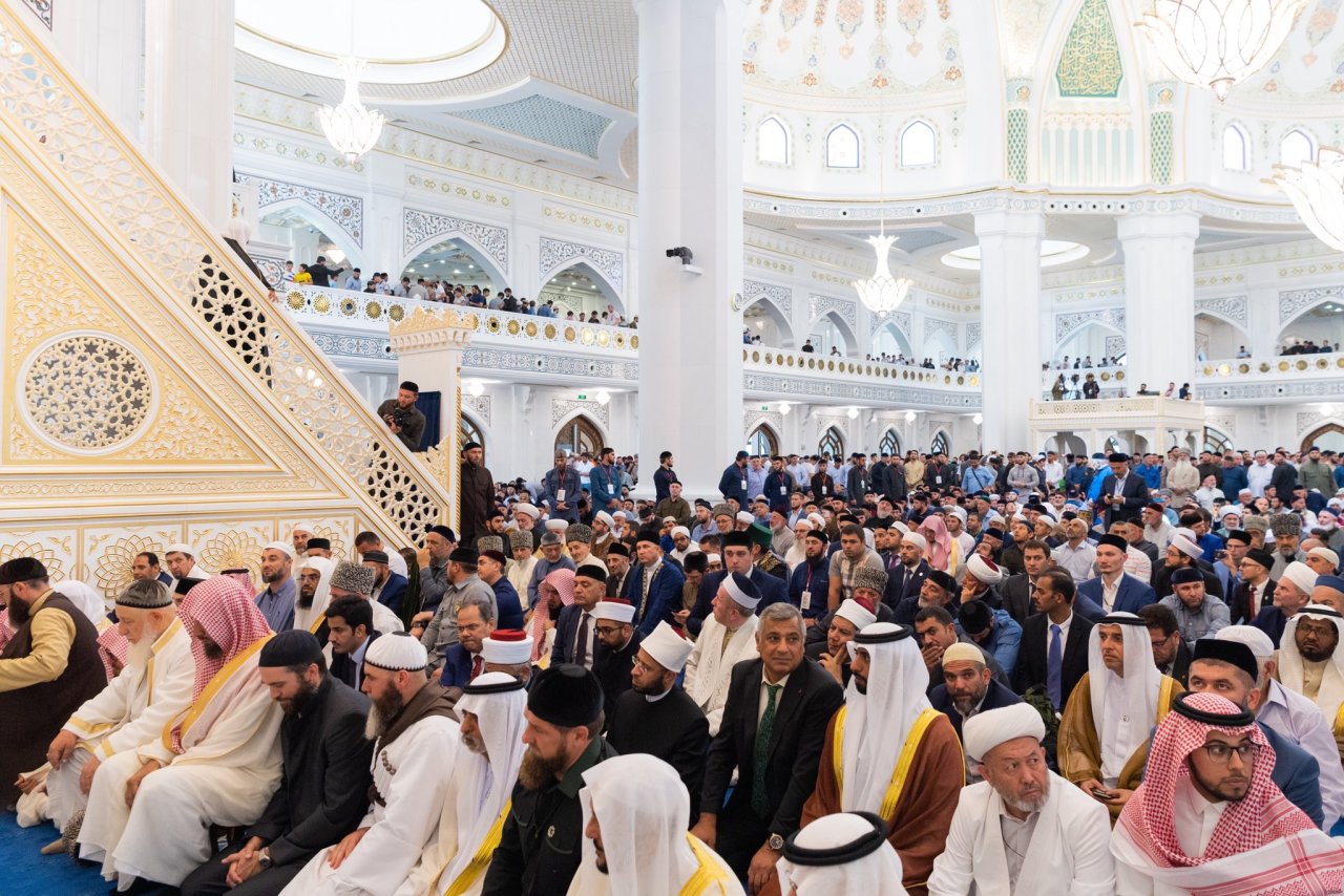 فخامة الرئيس الشيشاني رمضان قاديروف يطلب من معالي الشيخ د. ⁧محمد العيسى⁩ إلقاء أول خطبة في أكبر جامع بأوروبا بعد مراسم احتفال تدشينه هذا اليوم