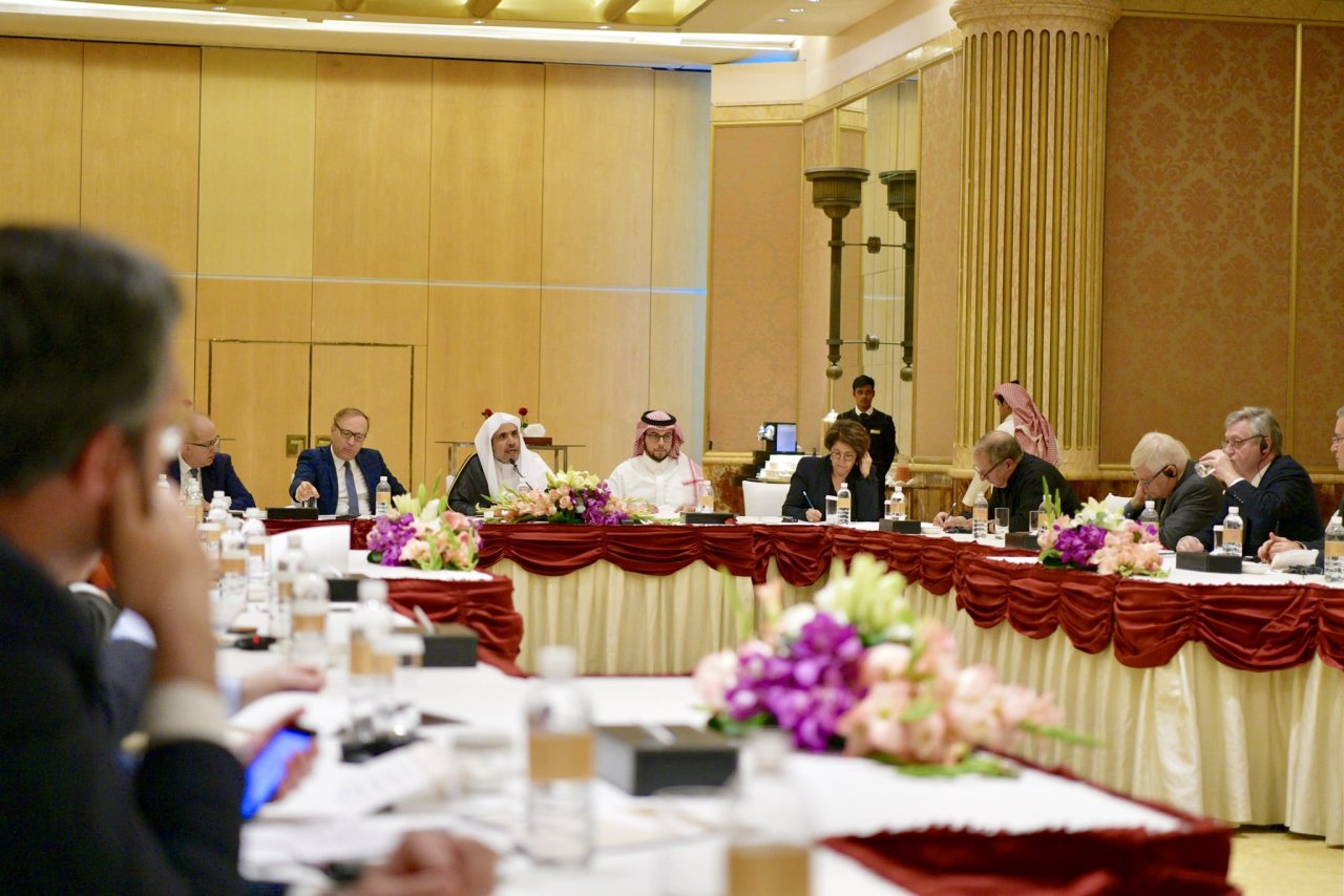 شیخ ڈاکٹر محمد العیسی نے ریاض میں وزراء اور اساتذہ پر مشتمل ایک اعلی فرانسیسی وفد سے ملاقات کی