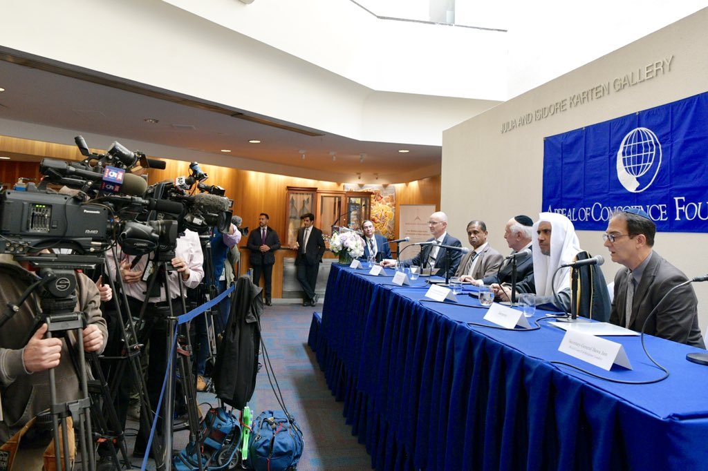 وقّع معالي الشيخ د.محمد العيسى اتفاقية تعاون بين رابطة العالم الإسلامي ومؤسسة نداء الضمير الأمريكية لتعزيز قيم الوئام ومحاربة التطرف