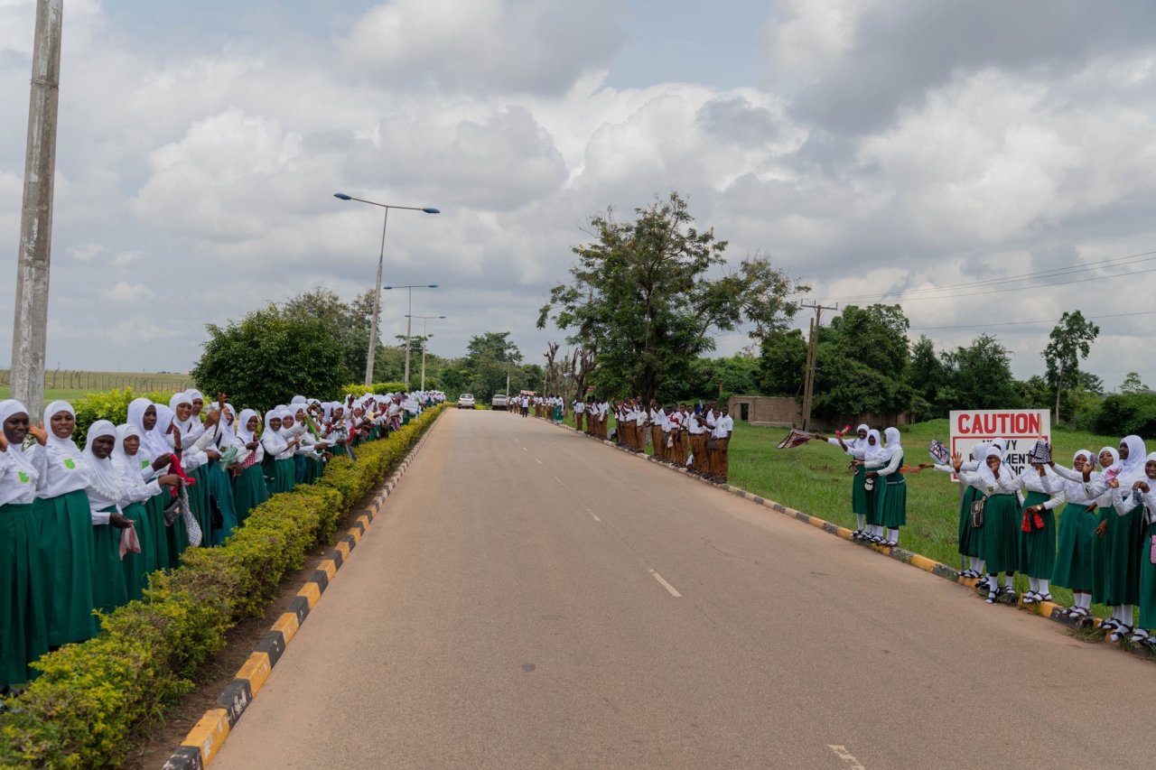 Un grand accueil pour recevoir la délégation de la Ligue Islamique Mondiale avec à sa tête le D. Mohammad Alissa  qui a visité des instituts d’enseignement dans la région de Kumassi au Ghana et a rencontré des milliers d’étudiants.