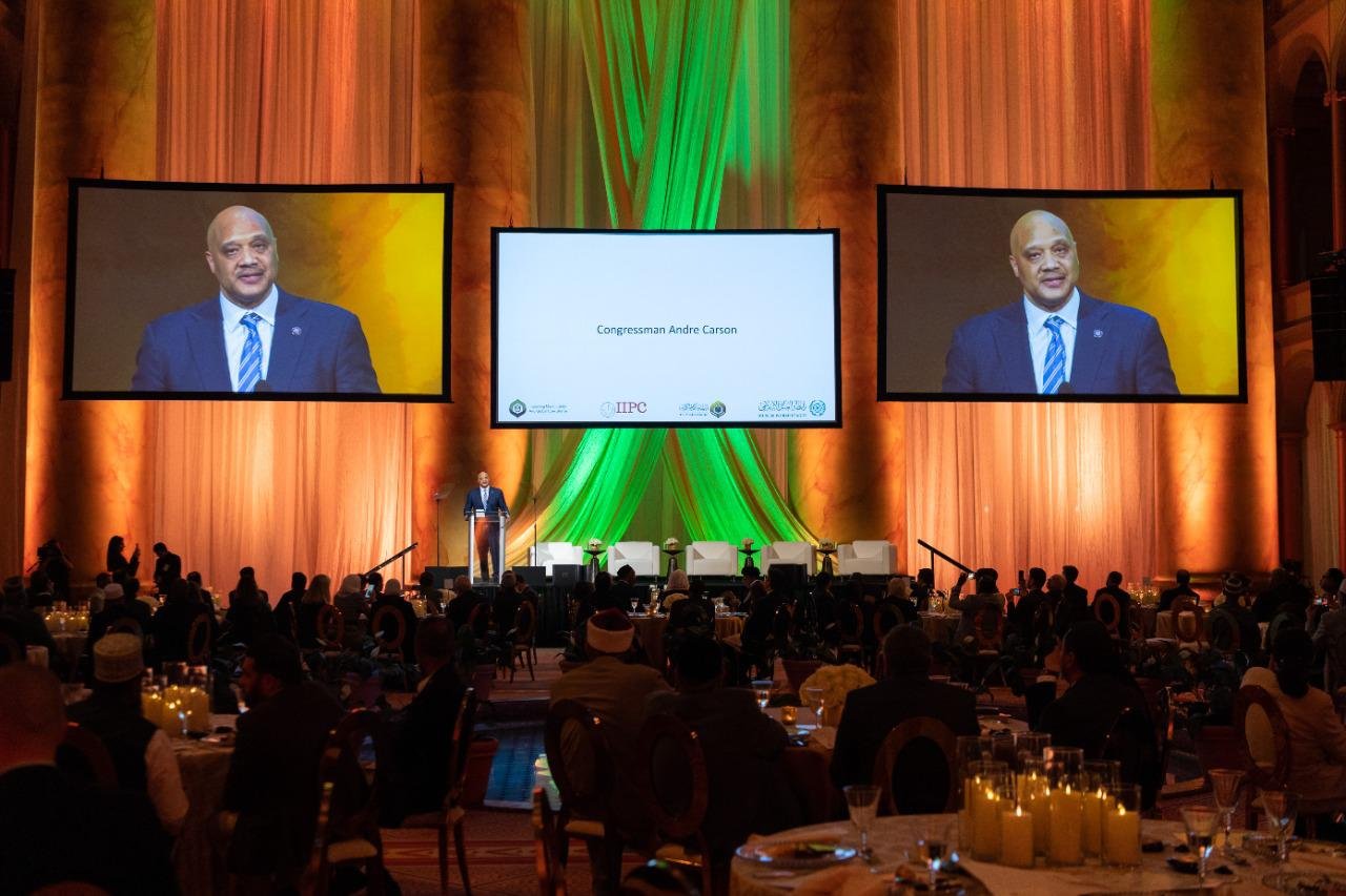 د. العيسى يشهد اتفاقاً تاريخياً بين القيادات الإسلامية في الأمريكتين على إنشاء هيئة مستقلة تجمع مختلف الطوائف والمذاهب