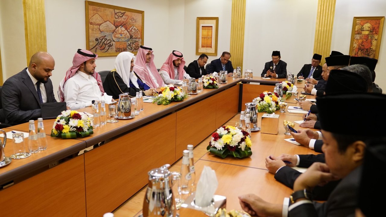 MohammadAlissa a reçu le Président de l’Assemblée nationale indonésienne qui l’a invité à se rendre en Indonésie et qui a loué les efforts du Secrétaire général dans le but de  corriger les mauvaises compréhensions de l’Islam.