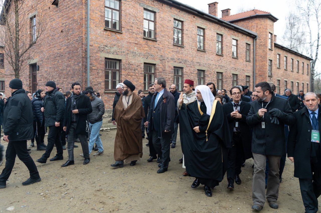 أمين رابطة العالم الإسلامي يختتم زيارته التاريخية إلى مواقع الإبادة الجماعية في أوشفيتز