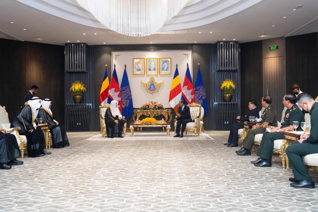 ضمن لقاءاته الرسمية بالقيادات الكمبودية:  ‏معالي الشيخ د.محمد العيسى‬⁩ يلتقي في العاصمة “بنوم بنه” معالي نائب رئيس الوزراء، وزير الدفاع الوطني، السيد تيا بانه