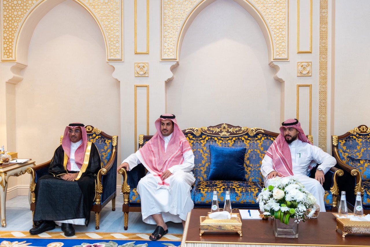 جناب دبیر کل رئیس انجمن علمای مسلمانان، شیخ د.محمد العيسى در دفتر خود در مکه المکرمه با جناب وزیر اوقاف و امور دینی جمهوری سومالی، شیخ مختار روبوعلی دیدار کردند.