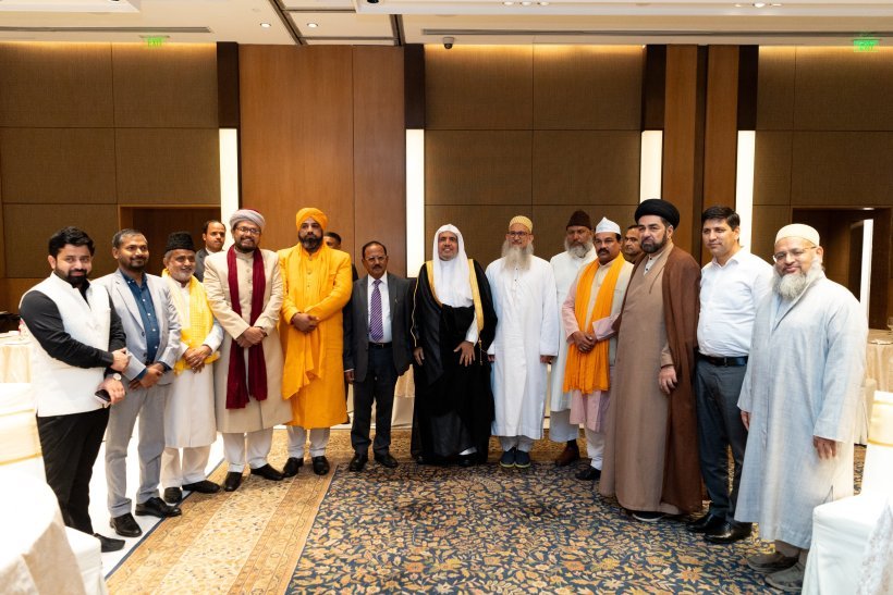 معالي مستشار الأمن القومي الهندي، السيد آجيت دوفال، يحتفي بمعالي الأمين العام، رئيس هيئة علماء المسلمين، فضيلة الشيخ د. ⁧‫محمد العيسى‬⁩ في العاصمة الهندية نيودلهي