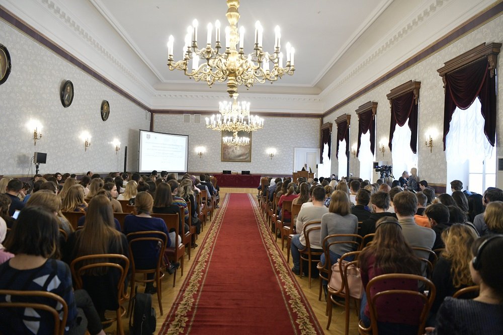 بحمد الله، حقق التحديثُ المستمرُّ لخطط ⁧‫رابطة العالم الإسلامي‬⁩ في نشر اللغة العربية عالميًّا، تحوّلاً نوعيًّا كبيرًا، حيث جدَّدت ووسّعت البرامج الموجهة للمدارس والمعاهد والمراكز الإسلامية حول العالم