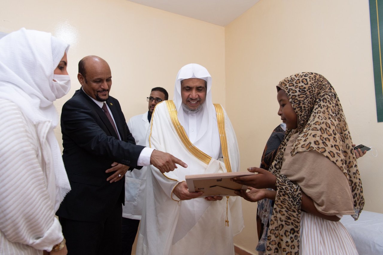 معالي الأمين العام، رئيس هيئة علماء المسلمين، فضيلة الشيخ ‏د. محمد العيسى‬⁩ ‬⁩ لدى تدشين المركز الطبي في العاصمة الموريتانية نواكشوط