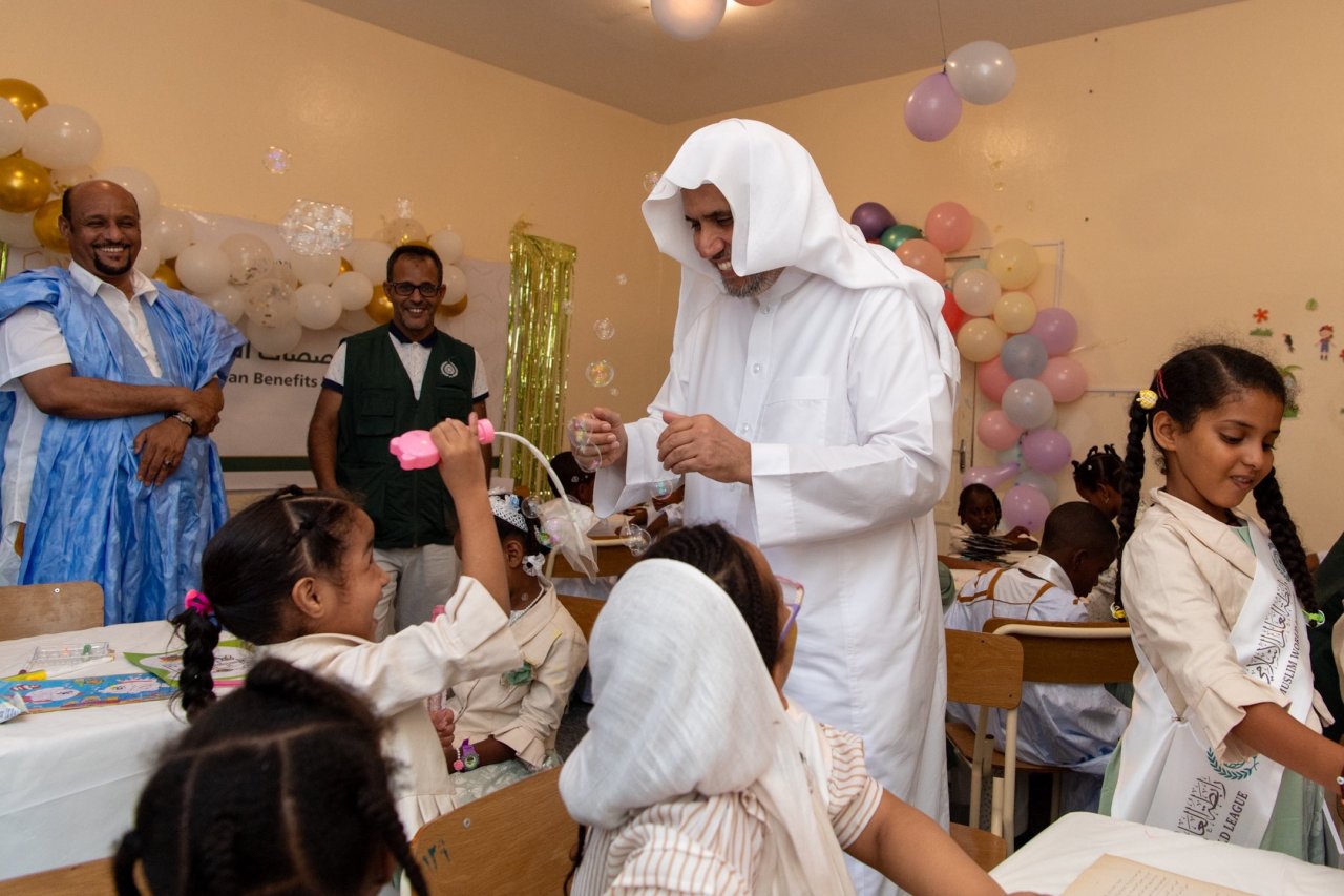 رابطة العالم الإسلامي‬⁩ تسلِّم المخصصات المالية السنوية للمستفيدين من الأيتام، ضمن البرنامج الخاص بـ "كفالة الأيتام" في القارة الأفريقية، الذي دشَّنه معالي الأمين العام