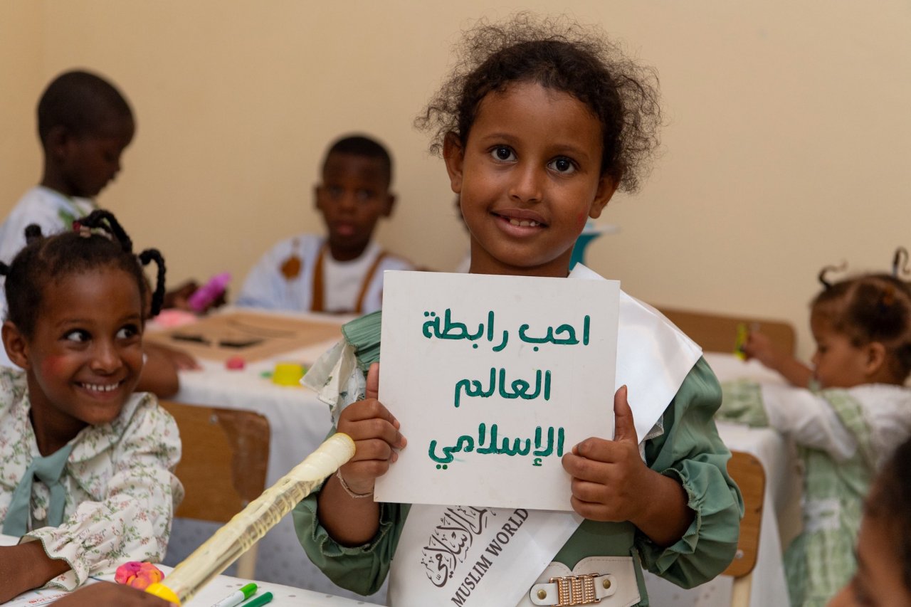 رابطة العالم الإسلامي‬⁩ تسلِّم المخصصات المالية السنوية للمستفيدين من الأيتام، ضمن البرنامج الخاص بـ "كفالة الأيتام" في القارة الأفريقية، الذي دشَّنه معالي الأمين العام