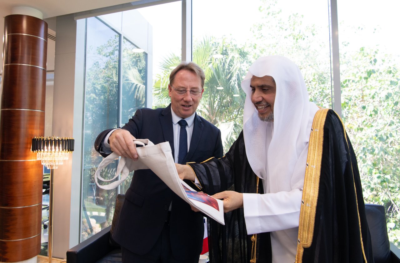 استقبل معالي الأمين العام، رئيس هيئة علماء المسلمين، فضيلة الشيخ د. محمد العيسى‬⁩ ‬⁩، في مكتبه بالرياض سعادة سفير جمهورية فرنسا لدى المملكة العربية السعودية، السيد لودوفيك بوي