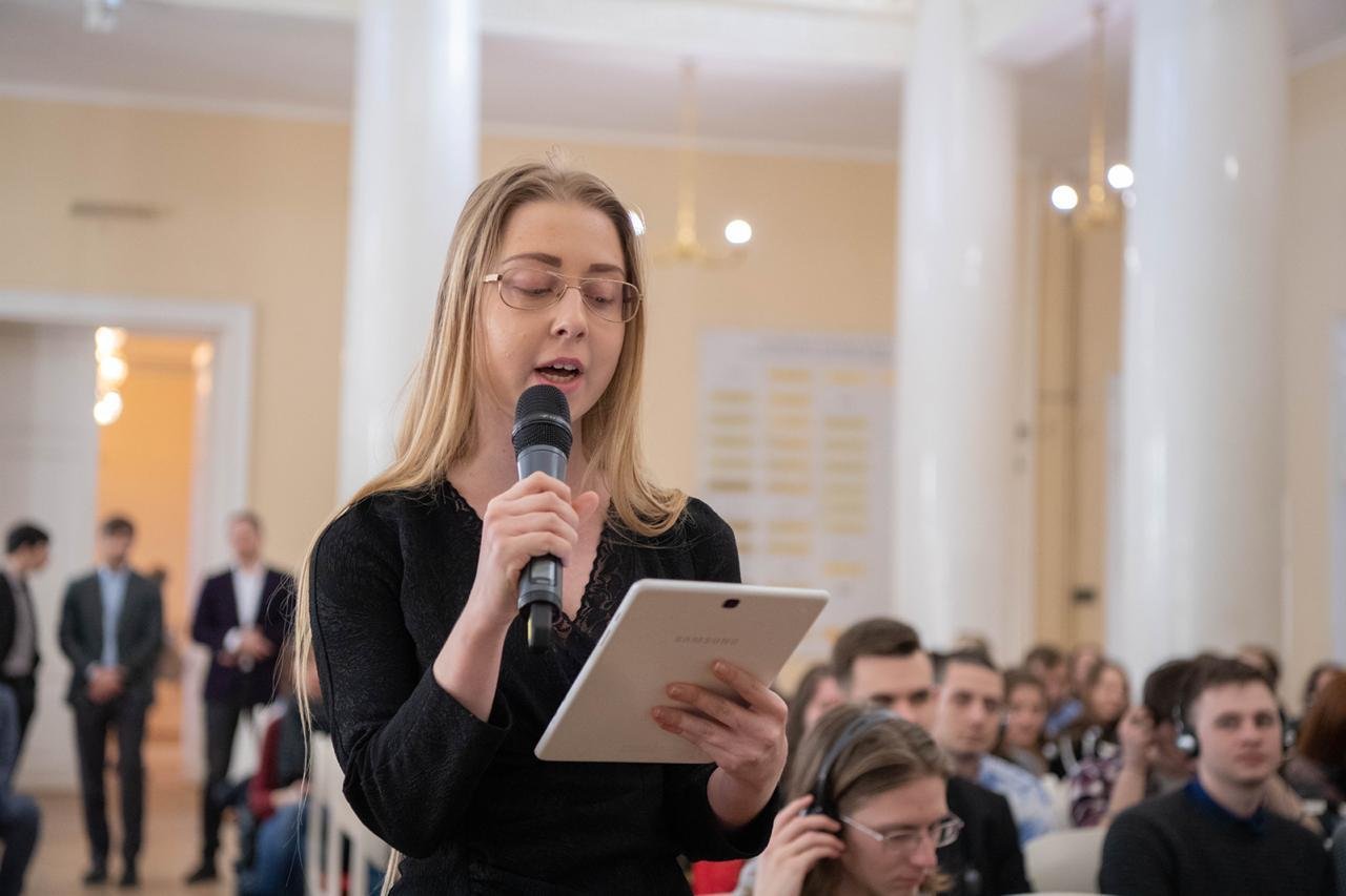 إحدى الطالبات تسأل خلال المحاضرة