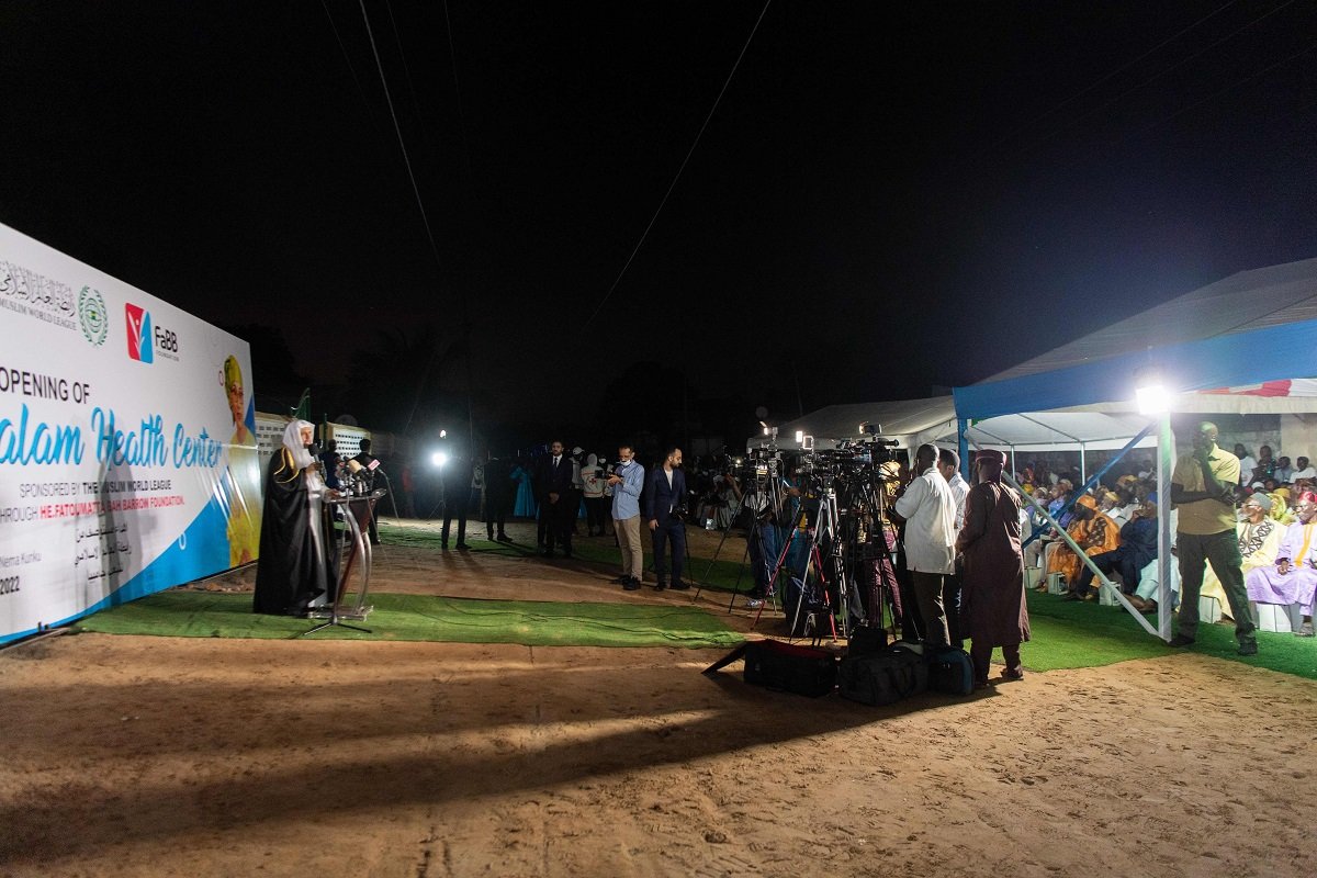 معالي الأمين العام الشيخ د. محمد العيسى أثناء افتتاحه لمنشأة السلام الطبية بغامبيا بحضور السيدة الأولى وعدد من الوزراء