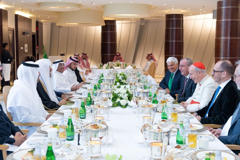 Atas undangan Liga Muslim Dunia: Yang Mulia Sekretaris Jenderal LMD, Ketua Asosiasi Ulama Muslim, Syekh Dr.mhmdalissa , telah menerima di Riyadh tamu LMD, Yang Mulia Kardinal Dr. Christoph Schönbrun, Uskup Agung vienna.