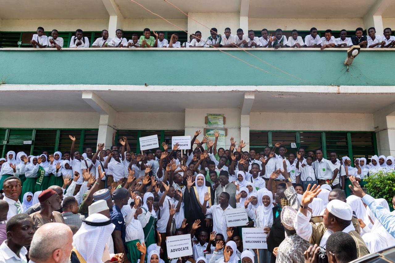 عزت مآب شیخ ڈاکٹر محمد العیسی، گھانا کے صوبہ ماسی کے دورہ کے موقع پر اشانتی قوم کے سربراہ سے ملاقات كررہے ہیں۔