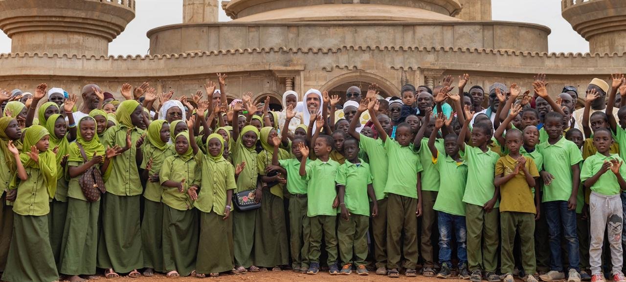 ضمن برامج رابطة العالم الإسلامي في القارة الإفريقية د. العيسى يدشن مشروعات إغاثية وتنموية في السنغال 