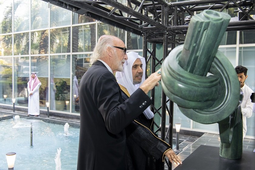 رابطہ عالم اسلامی ،اقوام متحدہ اور سویڈن کے ایک وفد نے عالمی یوم امن کے موقع پر ریاض میں رابطہ کے ذیلی دفتر میں”گرہ بند بندوق“ کی نقاب کشائی کی