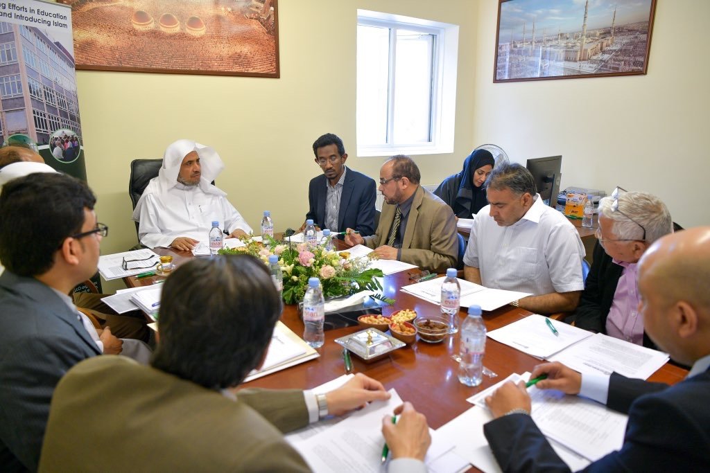 Le  SG a rencontré à Londres le Secrétaire d'Etat anglais M. Alistair Burt et le Lord Wolf Président du Comité des religions et des croyances dans la vie publique; il a présidé ensuite le Conseil d'admnistration du Centre islamique d'Edimbourg.