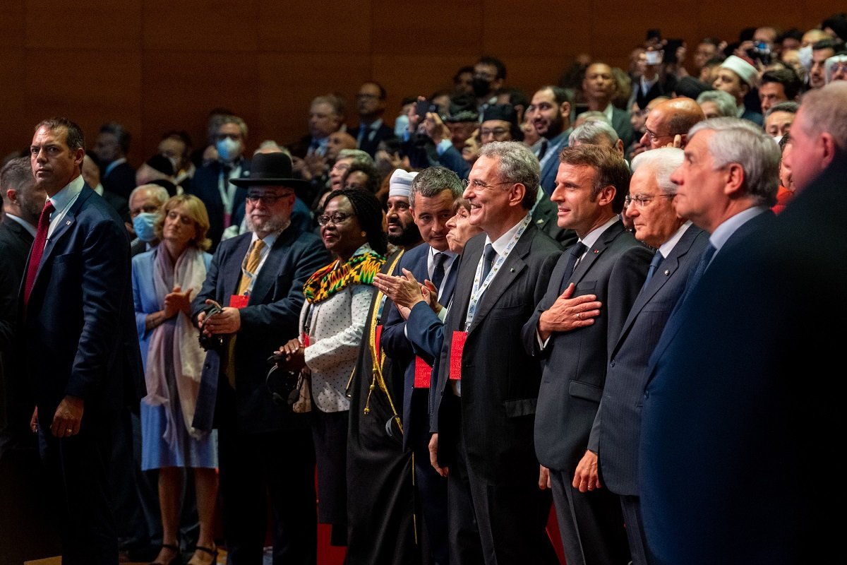 د. العيسى يلقي "في الجلسة الافتتاحية" كلمة ممثلي الدين الإسلامي في أكبر تجمع من أجل السلام يدعمه الفاتيكان بمشاركة البابا والرئيسين الإيطالي والفرنسي