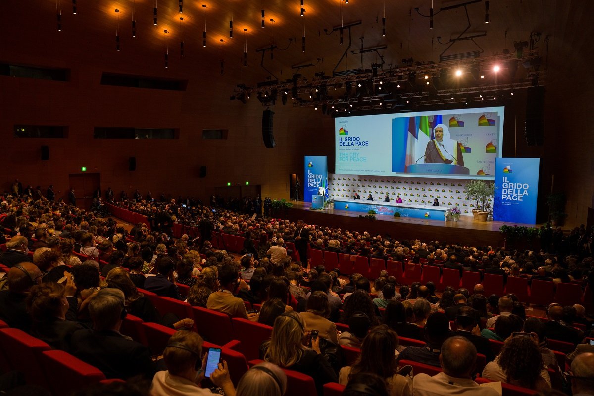 د. العيسى يلقي "في الجلسة الافتتاحية" كلمة ممثلي الدين الإسلامي في أكبر تجمع من أجل السلام يدعمه الفاتيكان بمشاركة البابا والرئيسين الإيطالي والفرنسي