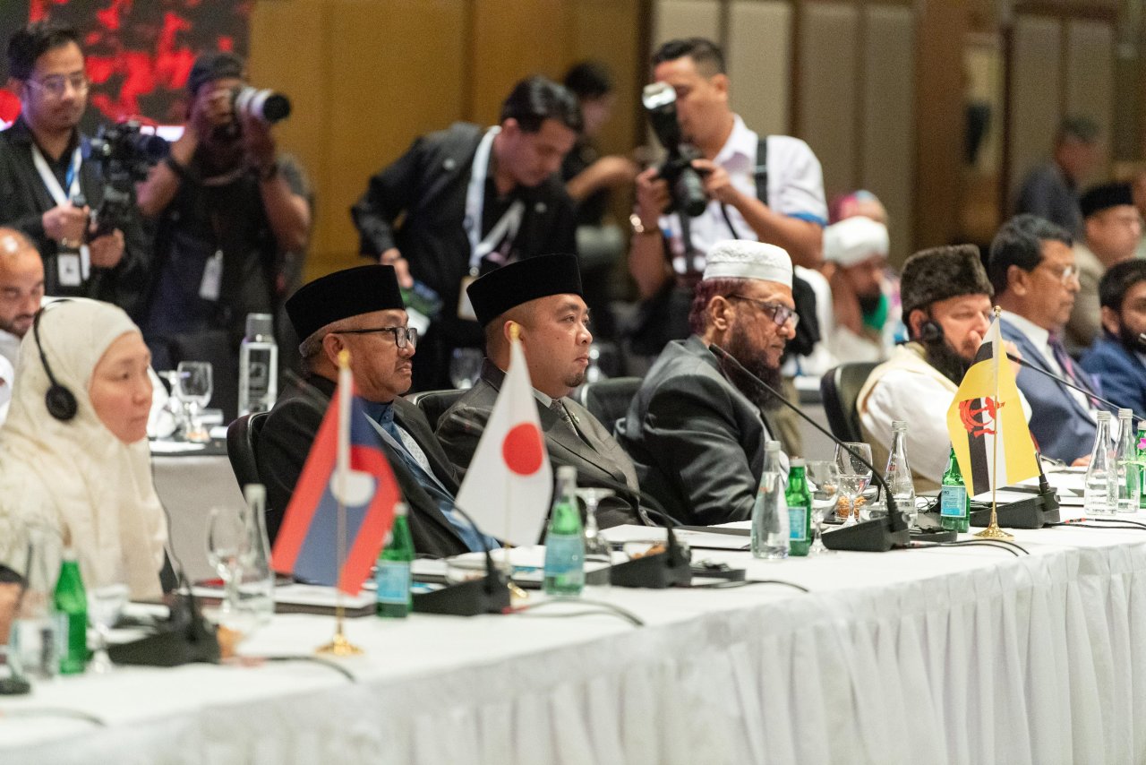 يمثّل "مجلسُ علماء آسْيان" منصّةً لجمع كلمة العلماء تجاه قضاياهم الكبرى، يتمُّ فيها تداوُل الأفكار وتوحيد الرؤى، للتوصُّل إلى حلولٍ للمشكلات المُشترَكة في دُوَلِ جنوب شرق آسيا