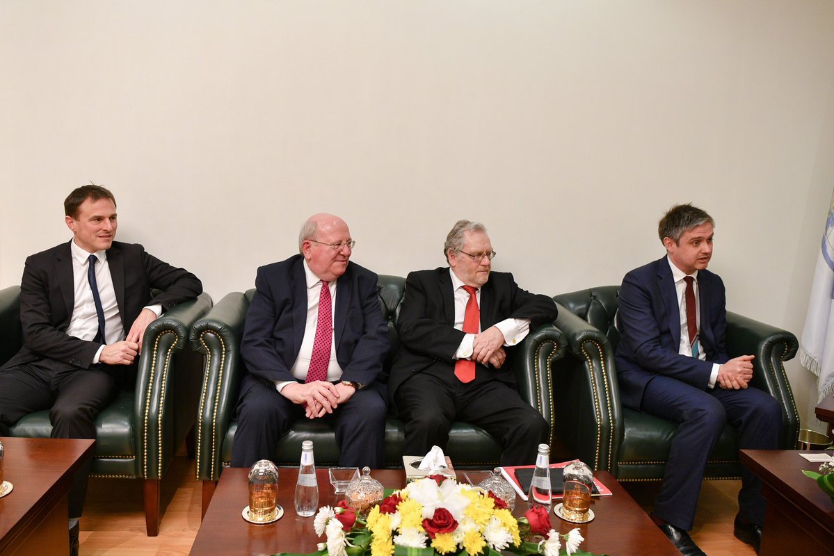 Le Secrétaire Général de la Ligue recevant dans son bureau à Ryadh une délégation du Parti Travailliste anglais.