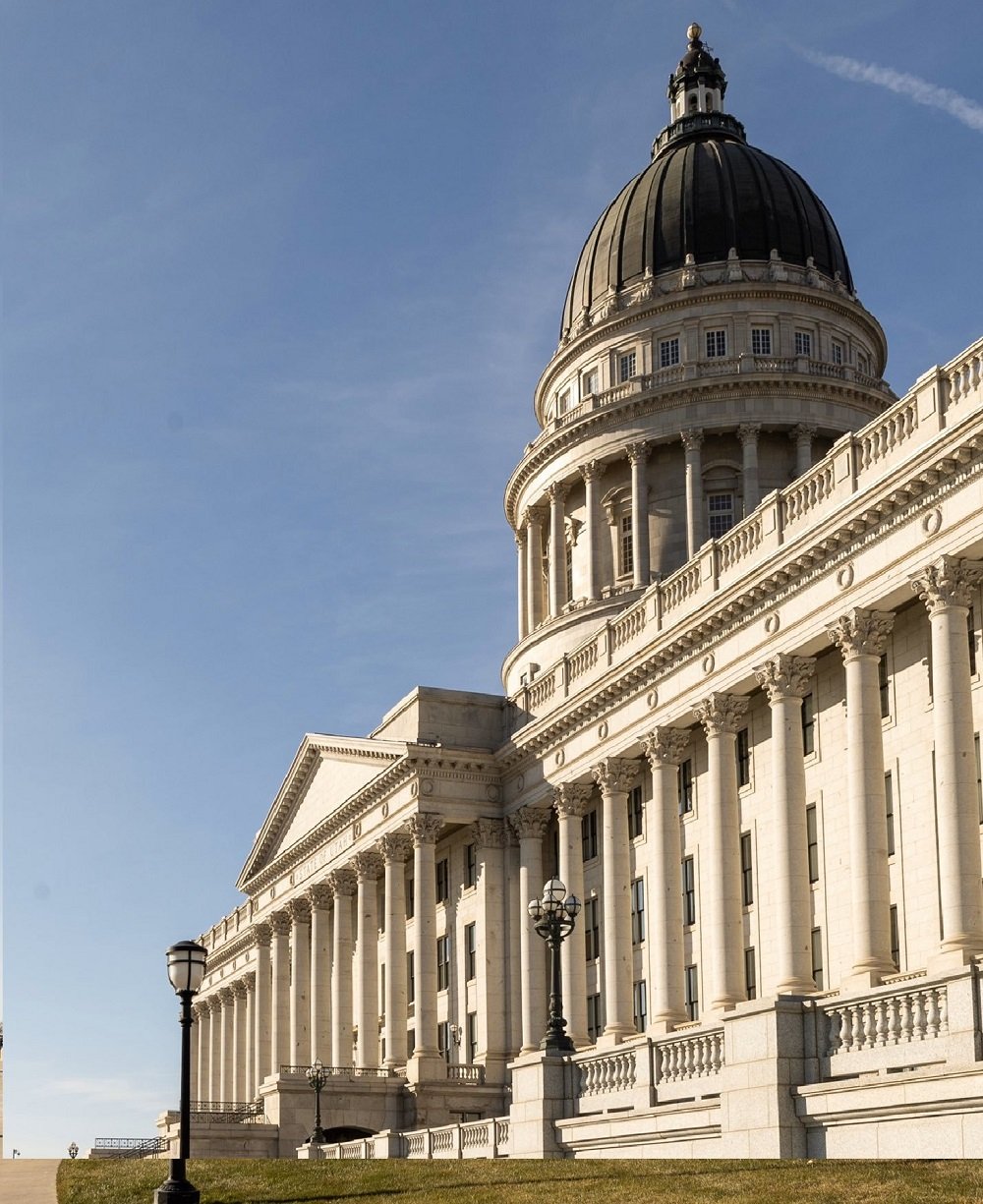 D.Mohammad Alissa a reçu une invitation officielle pour visiter l’Etat de Utah où il a rencontré son gouverneur M. Gary Robert pour traiter de sujets communs et avec il a échangé des présents.