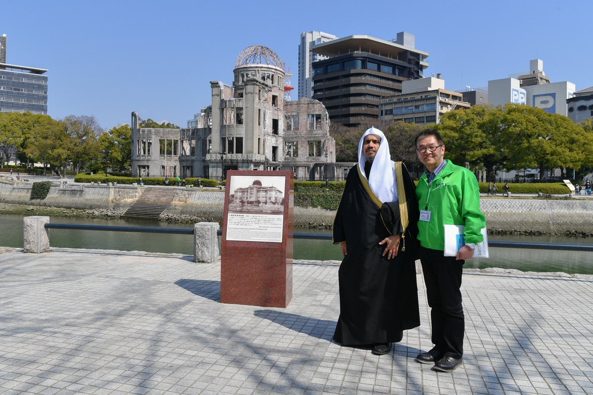 مدير متحف هيروشيما يُرحب بزيارة معالي الأمين العام د. محمد العيسى، مثمناً مشاعره الإنسانية والسِّلْمية .. فيما أهدى لمعاليه الكتابَ التفصيلي لتداعيات إلقاء القنبلة النووية "بغلاف صورة الساعة المتوقفة من لحظة إلقائها"