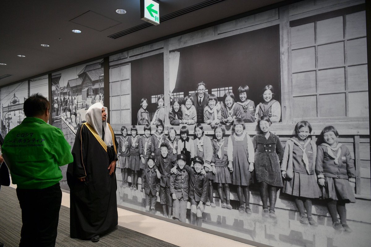 مدير متحف هيروشيما يُرحب بزيارة معالي الأمين العام د. محمد العيسى، مثمناً مشاعره الإنسانية والسِّلْمية .. فيما أهدى لمعاليه الكتابَ التفصيلي لتداعيات إلقاء القنبلة النووية "بغلاف صورة الساعة المتوقفة من لحظة إلقائها"