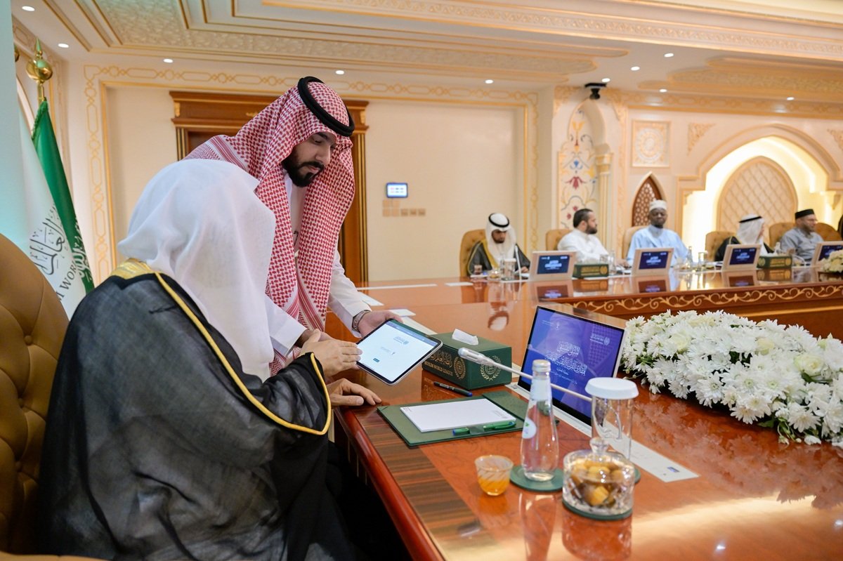 دشَّن معالي الأمين العام، رئيس هيئة علماء المسلمين، فضيلة الشيخ د. محمد العيسى، حزمةَ مشروعاتٍ قرآنيةٍ رائدة، تضمَّنت: "الملتقى التنسيقي الأوّل للمقارئ القرآنية التقنية العالمية -بمضامينه-"، و"الموقع الرقمي للمقرأة التقنية العالمية"، وإنشاء "رابطة المقارئ التقنية" التابعة لرابطة العالم الإسلامي.