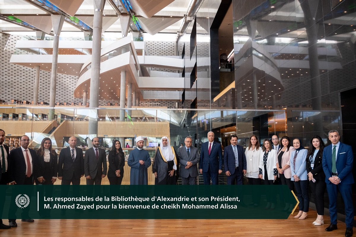 En présence de près de 1600 personnes, parmi lesquelles des Ministres, des directeurs d'universités, des doyens de facultés, des universitaires et des étudiants :