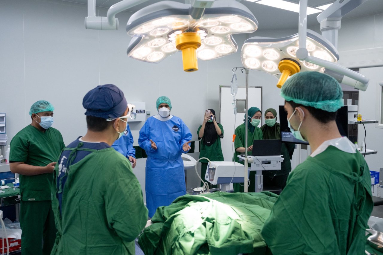 ‏تفقد معالي الأمين العام لرابطة العالم الإسلامي، رئيس هيئة علماء المسلمين، فضيلة الشيخ د. ⁧‫محمد العيسى‬⁩ ⁦‪‬⁩، عدداً من البرامج الصحية للرابطة في المستشفيات الإندونيسية "