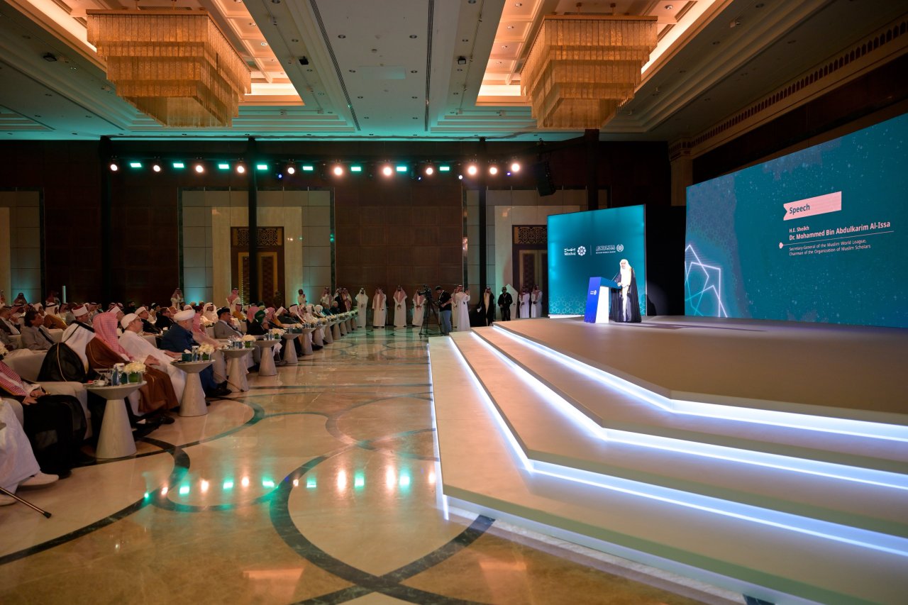 هُنا، حيث فُتِحَتْ صفحةٌ جديدةٌ من الموثوقيّة الشرعيّة في الفضاء الرقمي الإسلامي؛ انطلاقةُ تطبيق "مِنهاج":